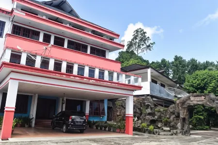 RedDoorz Plus @ Tirta Kencana Hotel Отели в г. Nusaniwe