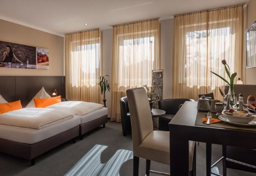 뮌헨 중심부의 활기찬 거리 이미지