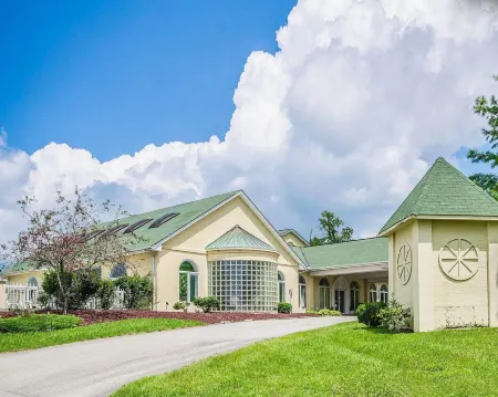 Russell Court Hotel Отели рядом с достопримечательностью «Церковь Святого Аудоена»