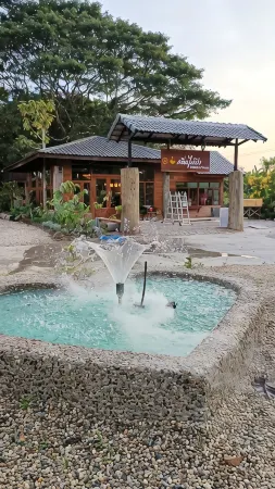 Tasana Garden Saraphi Отели рядом с достопримечательностью «Wat Saraphi»