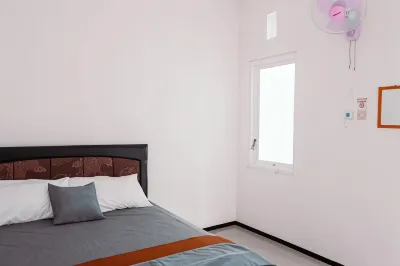 Villa Azkia - 4 Bedrooms Hotels in Junrejo Subdistrict