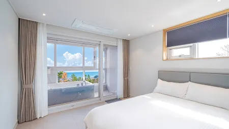 Gyeongju Godean Pool Villa Pension Отели рядом с достопримечательностью «Submerged Tomb of King Munmu»