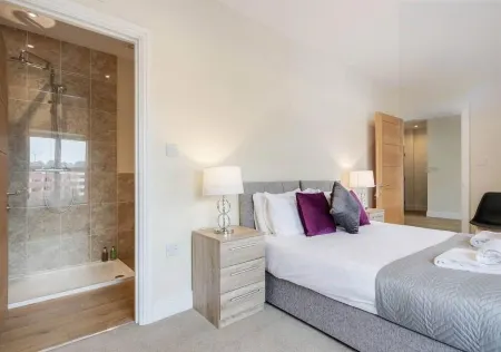 360 MH Victoria Hse 03 - Luxury 2 Bedroom Apt. 03 with Parking Отели в г. Мэйденхед