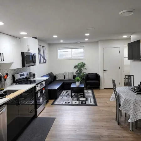 Cozy Super Luxury Legal Suite.20 minutes  to the airport.