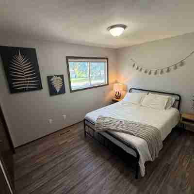 The Rochester Rambler - Upstairs of Duplex! Rooms