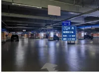 Xueli Hotel (Harbin West High-speed Railway Station Wanda Plaza) - parking