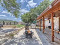 Ringers Lodge   Spacious 6-bedroom house on the River in charming Concan Hotels in Concan