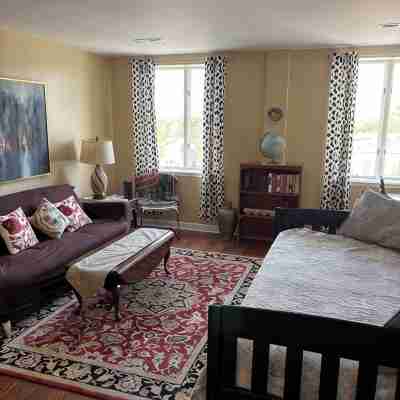Cozy 1-bedroom condo in Downtown Winston-Salem, free parking! Others