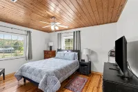 Peaceful Cabin Home-Minutes from Guntersville City Harbor and Boat Launches - Boutique
