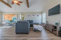 Charming updated Surfside home with firepit - only 2 min walk to the beach! - 무료 와이파이