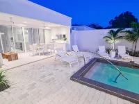 Luxe Private Pool Villa in Porters Place, Exclusive Beach Club Access, Gym & BBQ Hotels in Porters