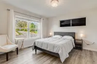 Foosball/Firepit/Fenced Yard/4 Min to Hendo/4 Beds - Kitchens