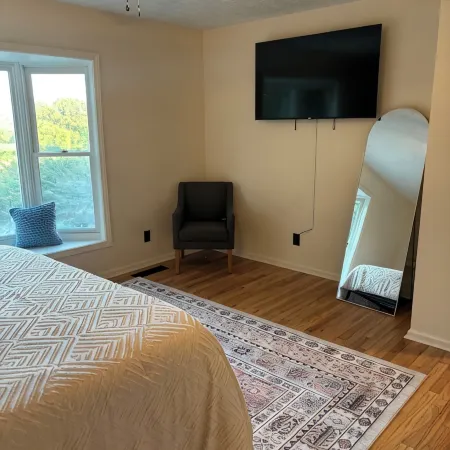 The Hidden Maple - 10 minutes to MSU - Pet & Kid Friendly - Secluded with Pond!