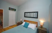 Sunshine Daydream Cottage-Natural Setting in Town