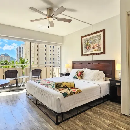 Comfortable King Bed Waikiki Studio 2 mins walk to Beach with WiFi & AC
