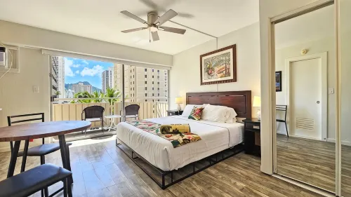 Comfortable King Bed Waikiki Studio 2 mins walk to Beach with WiFi & AC