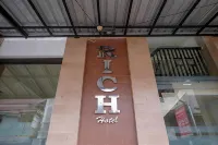 紅多茲飯店裡奇飯店-巴里巴里馬蒂羅塔西海灘 - 停車場