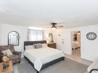 Spacious 5-bedroom house w/ fishing pond, WiFi, hot tub in Grayson Co Mountains