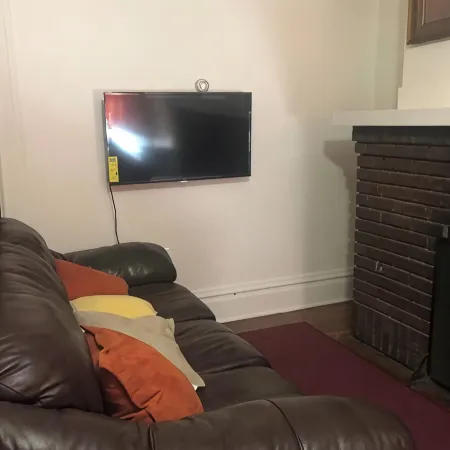 Lovely 1BR apartment in charming downtown Albion