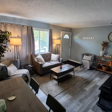 Charming 2-bedroom house, quiet neighborhood, Lansing with WiFi