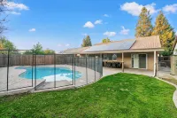 Newly Furnished Home in Safe Quiet Neighborhood with Pool Near Shops & Dining - Private Pools