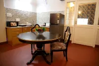 Charming 2-bedroom, 2 bath apartment in Central Kolkata with WiFi, AC, Kitchen Hotels in 