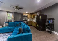 Remodeled 4-bedroom house near downtown Dallas with WiFi, AC - บังกะโล