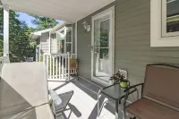 Charming 2-bedroom cottage located near Sandy Point Beach.