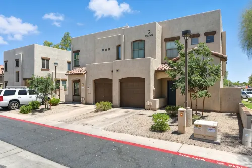 Charming 2-bedroom townhome near ASU in Tempe  with AC, garage, and a pool! - Bungalows