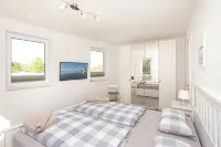 Modern apartment with stunning views of the water and the Rügen Bridge -  Privatzimmer