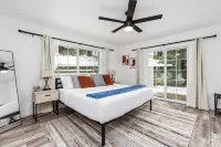 Country Club Hideout - w/ HotTub & King bed - con encanto