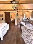 The French Cottage for a Romantic Getaway - Homestays