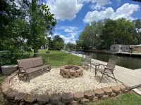 Waterfront Paradise w dock, large patio, lanai, pool, hot tub! Bring your boat! - 3つ星