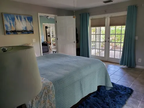 VeroHouse: 3BR 2BA, pet friendly, beautiful fenced back yard, quiet neighborhood