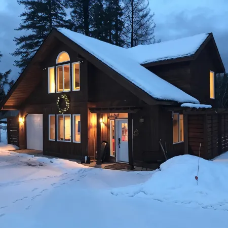 Sweet Private Leavenworth River Front Cabin with Fast WiFi & hot tub- Sleeps 6.