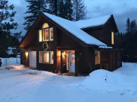 Sweet Private Leavenworth River Front Cabin with Fast WiFi & hot tub- Sleeps 6.