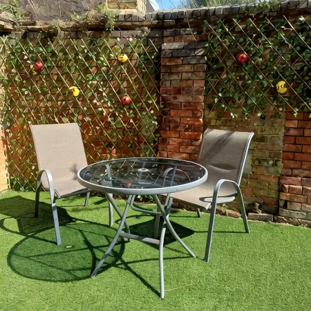 1 Bedroom apartment with a 5 minute walk into the town. Enclosed garden. Отели в г. Фавершам