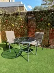 1 Bedroom apartment with a 5 minute walk into the town. Enclosed garden.