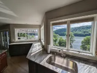 Candlewood Lake - Family Getaway with direct lake access. 3775 sqft home. - พร้อมWifi