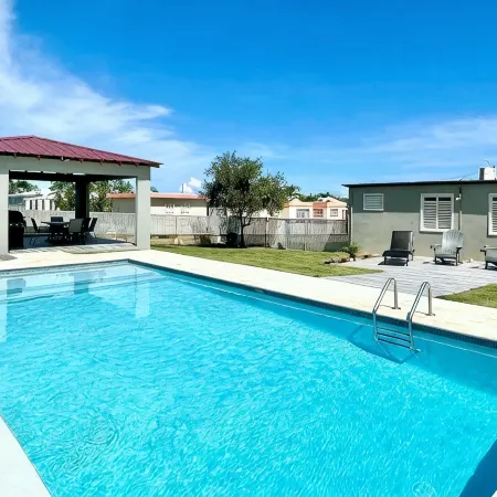 New Large Saltwater Pool-Quiet Area-5 min to beach