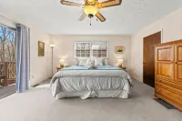 Cozy and serene fishing cabin, Family Traditions,  private dock and lake views.