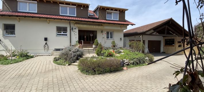 Idyllic apartment in the countryside with terrace, parking space (wallbox) and bicycle room. Hotels in Lindau (Bodensee)