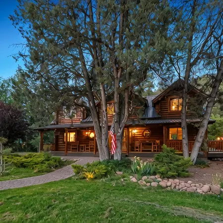 Riverside Luxury Retreat - Hot Tub, Fire Pit, Games & Mesmerizing Views