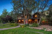 Riverside Luxury Retreat - Hot Tub, Fire Pit, Games & Mesmerizing Views - 4-Star