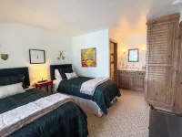 Sun Valley Amenities! Remodeled Ski in-Ski Out Condo with Pool and Hot Tub! - 4 ดาว