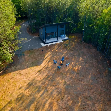 Charming 2-bedroom tiny home near wineries and hiking, with hot-tub.