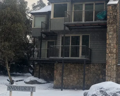 Luxury 2 Bedroom Chalet in Thredbo, Beside Gunbarrel Express Quad Chair โรงแรมในเธรดโบ