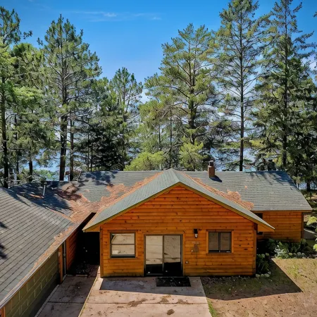 Nick's Lakeside Lodge