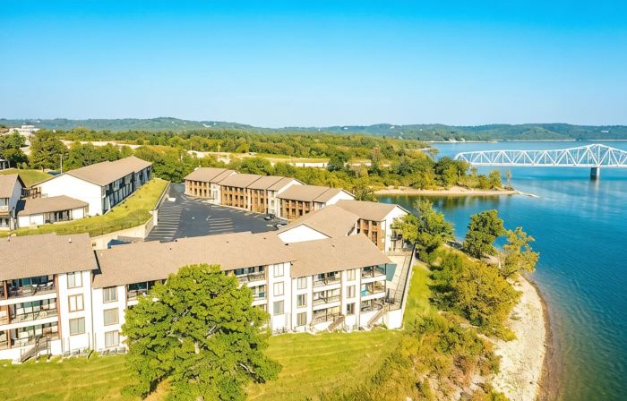 Charming 2-bedroom condo located on Table Rock. Very close to SDC and Showboat!