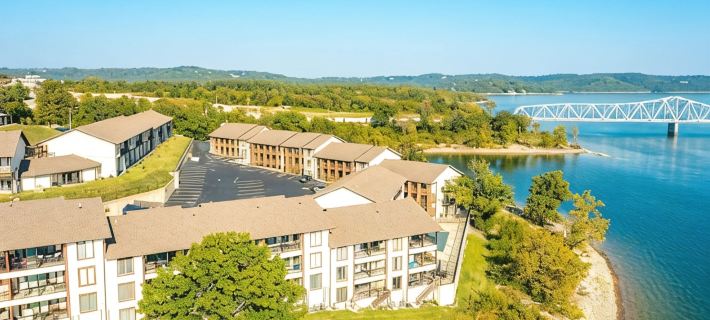 Charming 2-bedroom condo located on Table Rock. Very close to SDC and Showboat! Hotels in Kimberling City